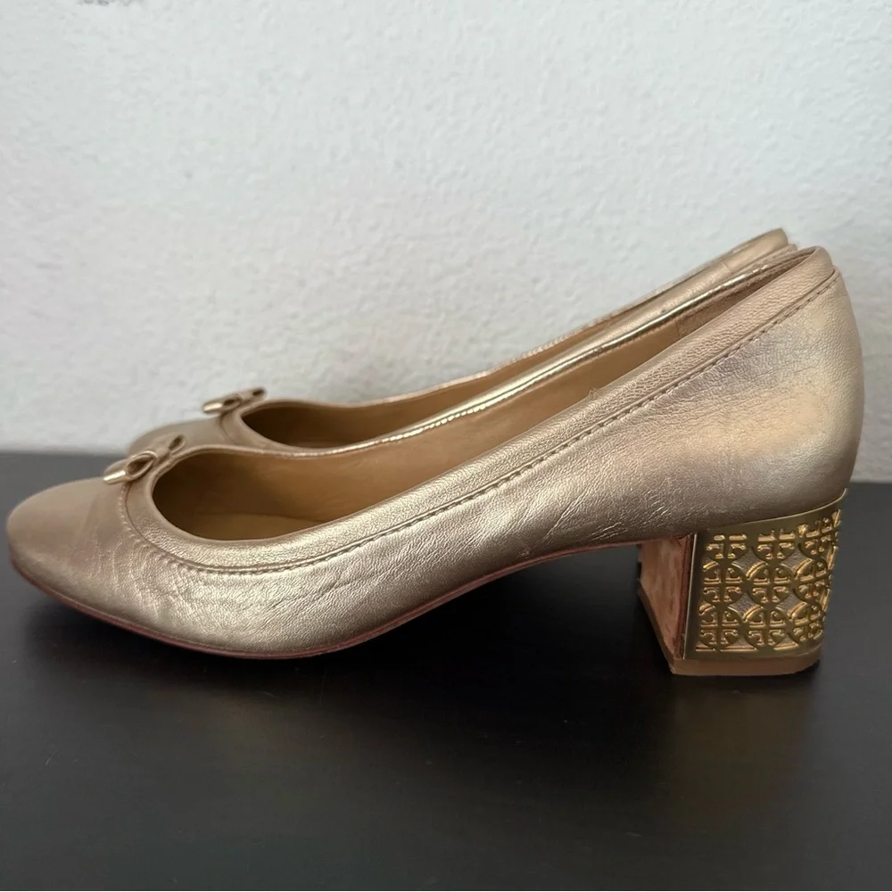 TORY BURCH Gold Logo Block Heel Round Toe Bow Leather Pumps